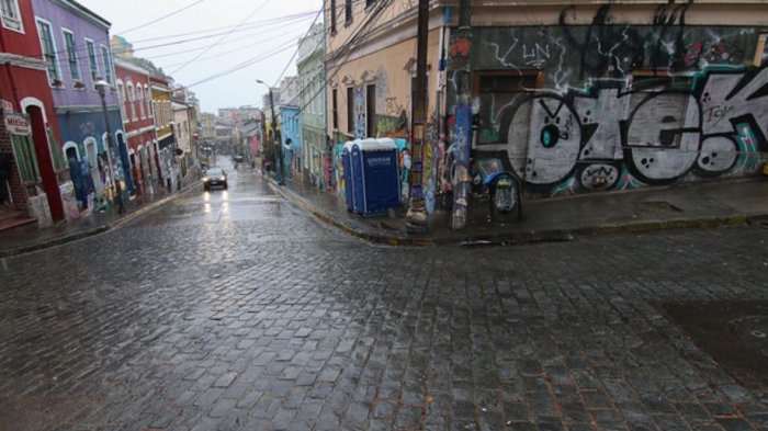 Podría llegar a $240 mil: Cursan la primera multa por “orinar en bien nacional de uso público” en Valparaíso