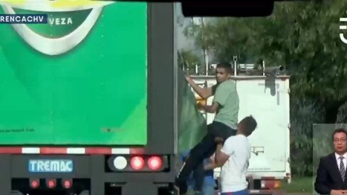 Rajan las lonas y lanzan los productos: Así es el descarado robo a camiones de los gatos de Renca