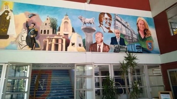 El mural de próceres patrios en el que luce Cathy Barriga en un liceo de Maipú