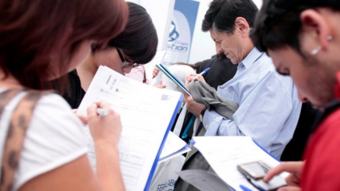 Buenos para mentir: 72% de los chilenos exagera en su currículum