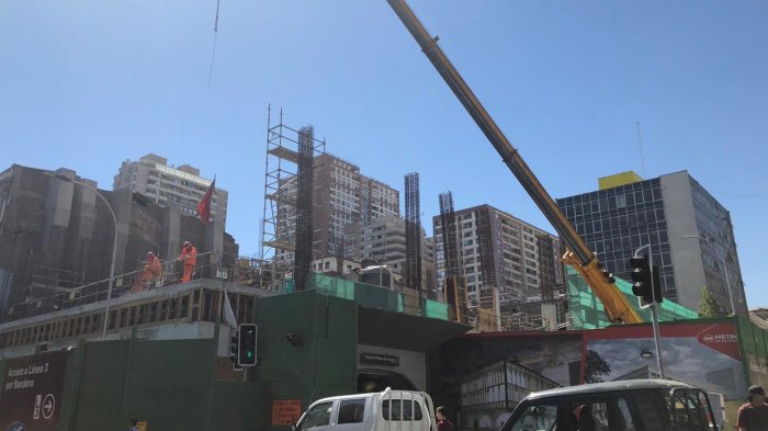 Línea 3 de Metro: Obras de superficie de Plaza de Armas no están listas (hay vigas al aire y grúas sobre el acceso)