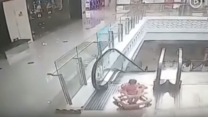 Terrible descuido: Bebé de 9 meses en andador cayó por escaleras mecánicas de centro comercial