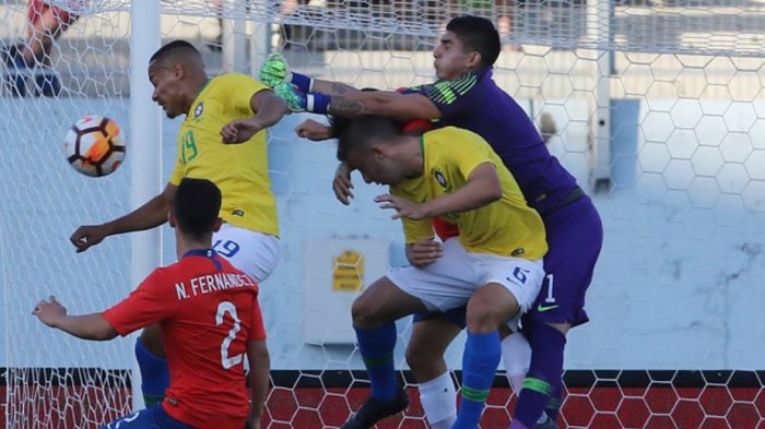 Así fue la espectacular triple tapada del arquero de La Rojita que permitió vencer a Brasil tras 20 años