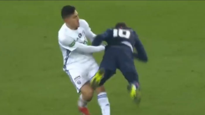 ¡Se picó! Jugador molió a patadas a Neymar y no soportó sus lujos