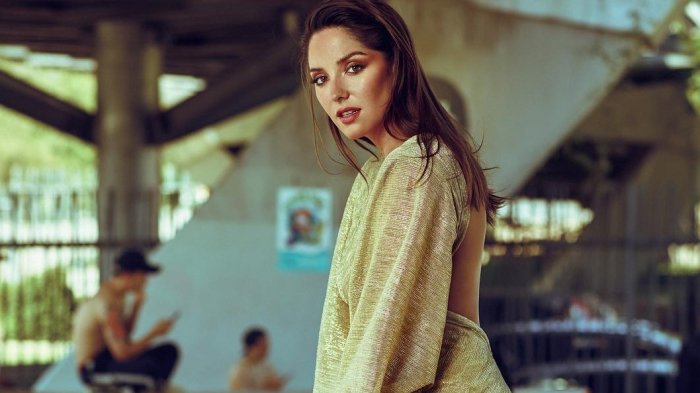 Kel Calderón luce personalizada bota ortopédica tras fracturarse el pie