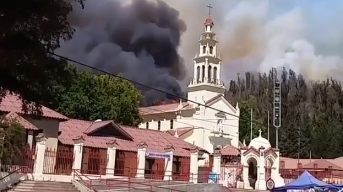Alerta Roja en Casablanca por incendio forestal que peligra al Santuario Lo Vásquez