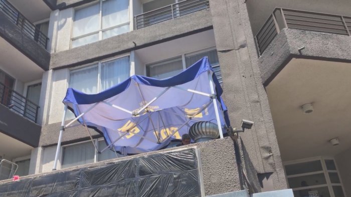 Mujer muere tras caer desde edificio en Santiago