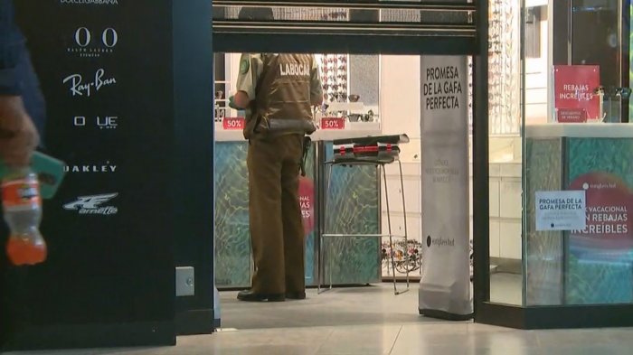 Banda delictual protagoniza violento asalto a óptica en mall Plaza Oeste