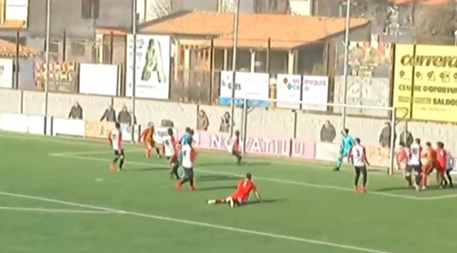 Arquero hizo un gol, se lo anularon y le dio brutal patada al árbitro