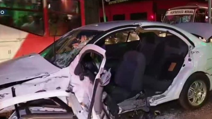 Vehículo quedó incrustado en una panadería luego de colisión múltiple: El conductor estaba ebrio