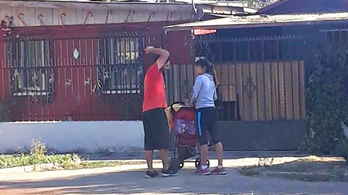 Agredió a su pareja y bebé en plena calle y luego amenazó con quemarle la casa a una vecina que lo increpó