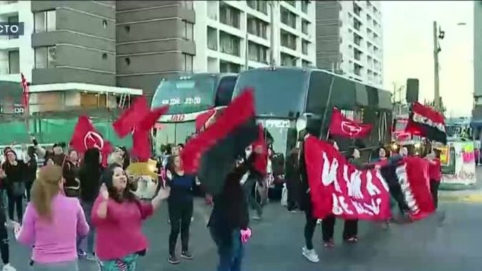 Masiva protesta por retraso en proyecto habitacional interrumpió el tránsito en la Alameda