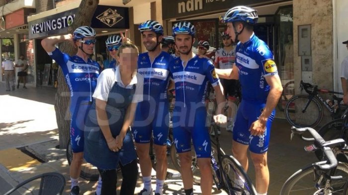 Mujer argentina pidió sacarse foto con ciclistas profesionales y uno de ellos apoyó sus genitales sobre ella
