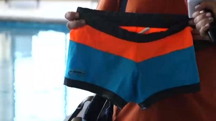 Acusa discriminación por traje de baño: Lo expulsaron de piscina por usar zunga y ahora apelará a Ley Zamudio