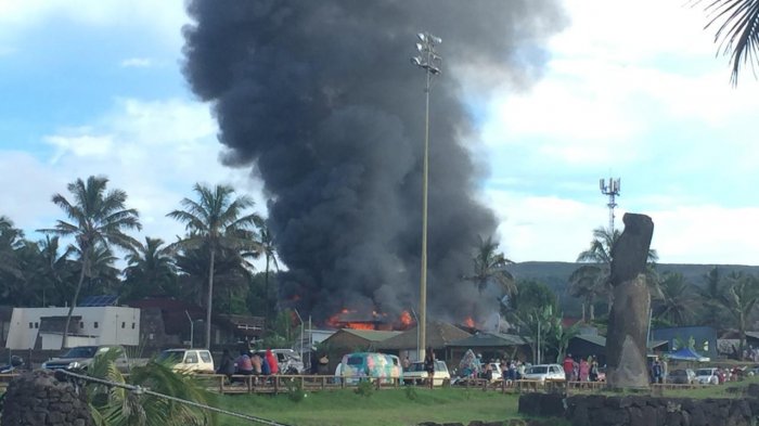 Familiares de hombre asesinado en Rapa Nui incendiaron el tribunal tras formalización del acusado