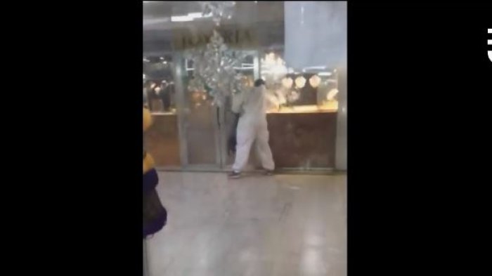 Delincuentes ingresaron con camioneta a galería para una asaltar joyería: Embarazada resultó herida