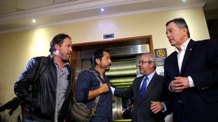 Reporteros de TVN que fueron detenidos en Venezuela llegaron a Chile: 