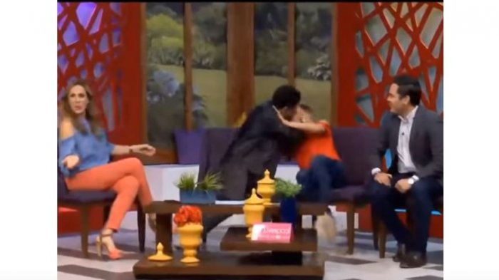 Funcionario de gobierno perdió el cargo tras intentar besar a conductora en un programa en vivo