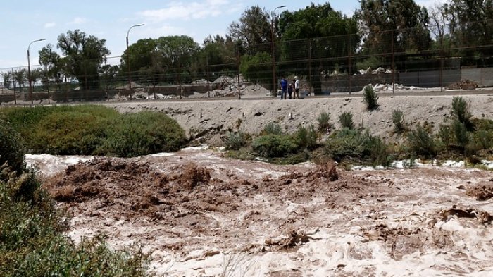 Murió el padre que se lanzó al río Loa intenando rescatar a su hija: La niña sigue desaparecida