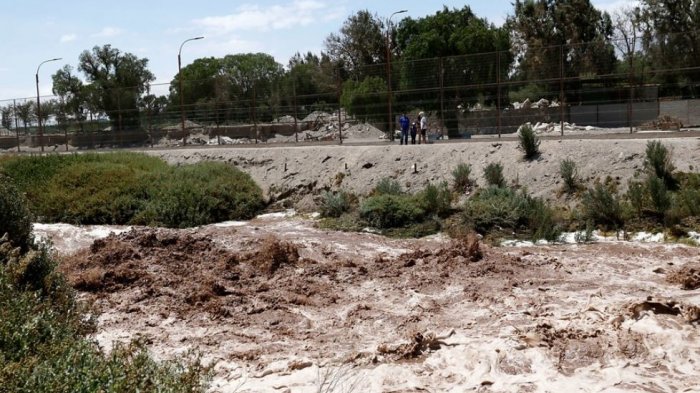 Hombre murió tras lanzarse al río Loa para rescatar a su sobrina: El afluente creció por las lluvias en el norte