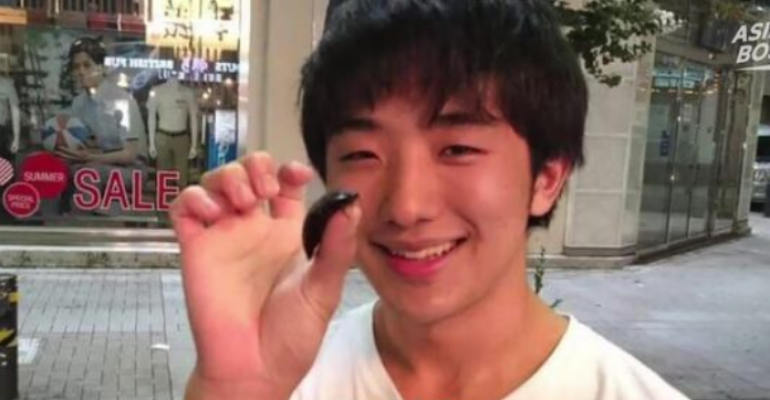 Joven japonés se enamoró de una cucaracha