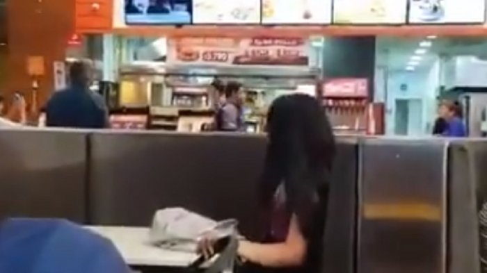 Escena de película porno apareció por sorpresa en pantalla de local de comida rápida