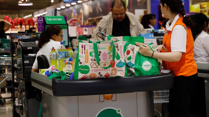 El incierto futuro laboral de los empaquetadores tras fin de bolsas plásticas: Acusan bajas propinas y enojos de clientes