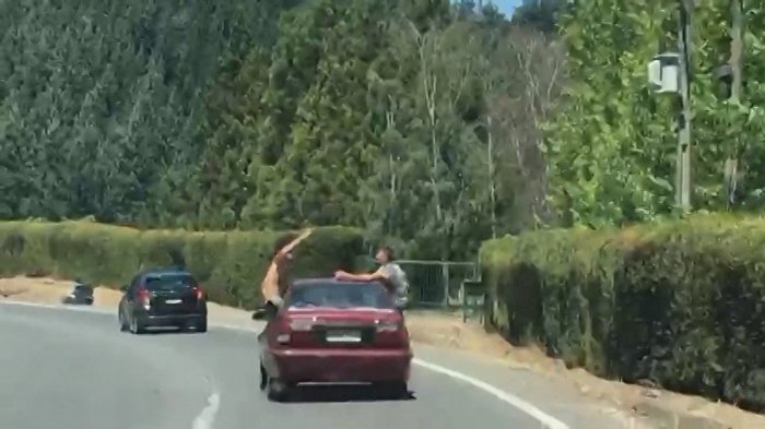 Temeraria acción al volante: Avanzaron 40 kilómetros con medio cuerpo fuera del auto