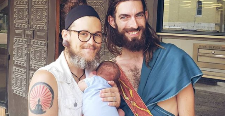 Hombre trans dio a luz a su primer hijo con pareja homosexual