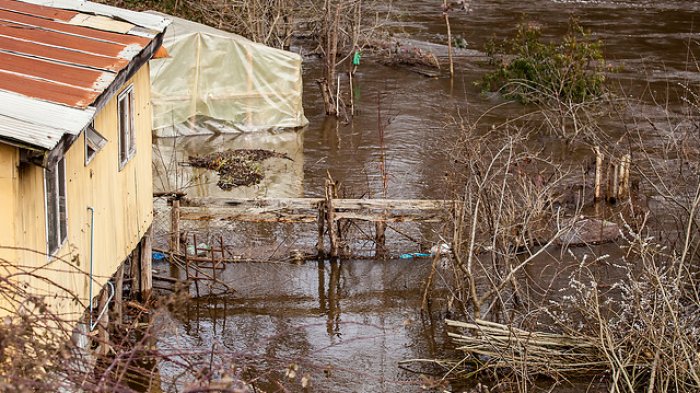 Encuentran cuerpo de hombre de 61 años arrastrado por crecida de río en Tarapacá: Esposa continúa desaparecida