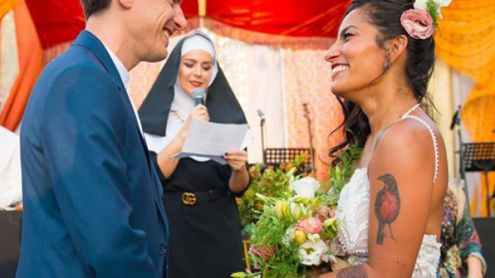 Ana Tijoux se casó con músico francés y Natalia Valdebenito dirigió la ceremonia vestida de monja