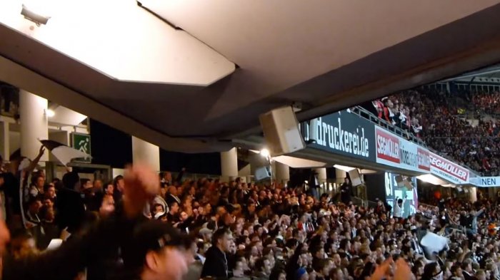 Se va a caer: El impresionante video donde miles de hinchas saltan a la vez provocando peculiar fenómeno