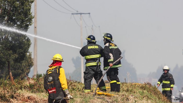 Con helicóptero evacúan a ancianos atrapados por incendio forestal en Ñuble