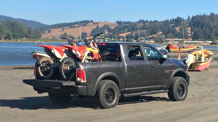 Vichuquén: Denuncian a vecinos “ABC1” por realizar eventos de motocross en dunas protegidas por ley medioambiental