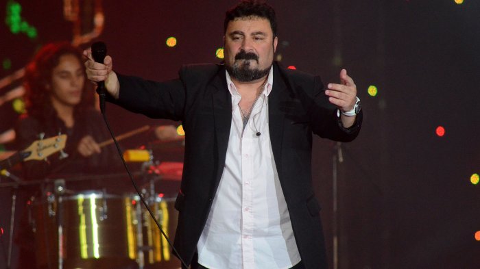 Vocalista de Amar Azul se emocionó hasta las lágrimas en Festival de Talca: 