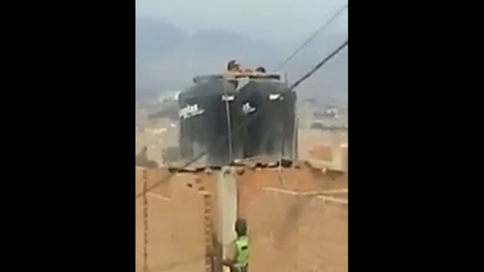 Madre fue detenida por golpear y encerrar desnudas a sus hijas en un tanque de agua