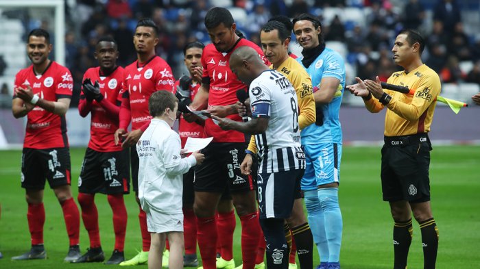 Árbitro contuvo a un niño que se puso nervioso al leer ante miles de personas