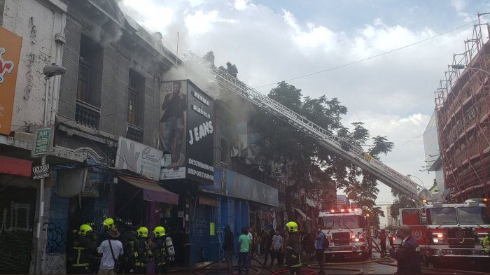 Incendio afecta a locales comerciales del barrio Meiggs