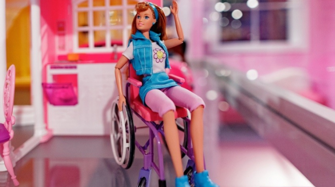 Barbie lanzará muñecas inclusivas con sillas de ruedas y prótesis