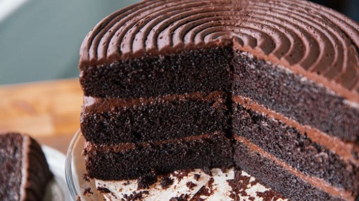 Retiran más de 1.200 kilos de productos que estarían vencidos desde reconocida pastelería de Concepción