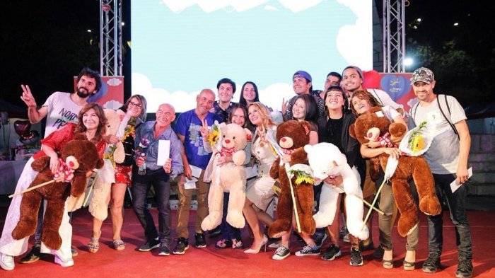 Mucha timidez, varios mirones y 16 parejas que hicieron match: Así fue el Tinder de Maipú en San Valentín