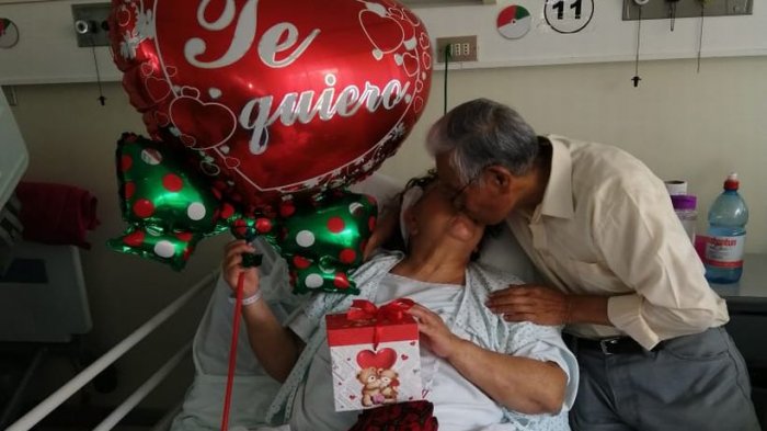 Anciano sorprendió a su pareja hospitalizada en el Día de los Enamorados: Ella se emocionó hasta las lágrimas
