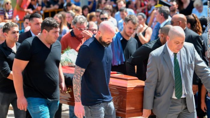 El último adiós a Emiliano Sala: cientos de personas despiden al jugador en Argentina