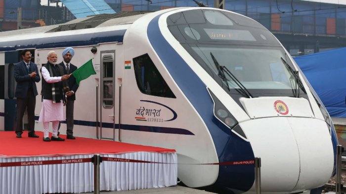 Tren de alta velocidad de India choca con una vaca en su primer día de funcionamiento