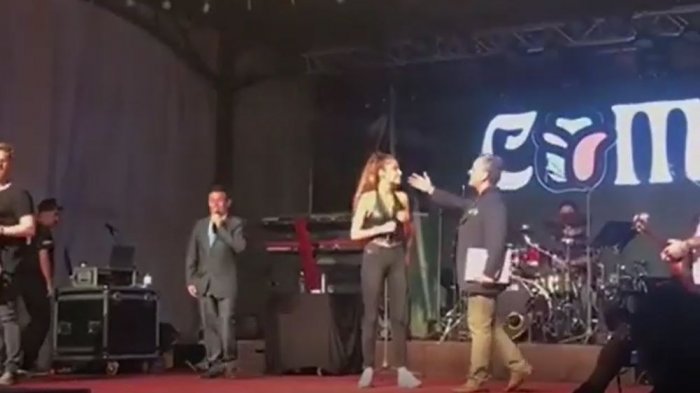 Alcalde de Puerto Varas y polémica con Cami Gallardo: “Ella debería pedirme disculpas a mí porque malinterpretó el gesto”