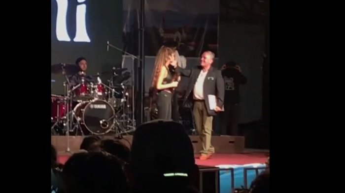 Revelan otro ángulo del video donde alcalde de Puerto Varas intenta besar a Camila Gallardo