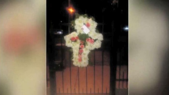 “Con mucho cariño, ya sabes”: Mujer recibió una corona fúnebre como amenaza de su ex pareja para el Día del Amor