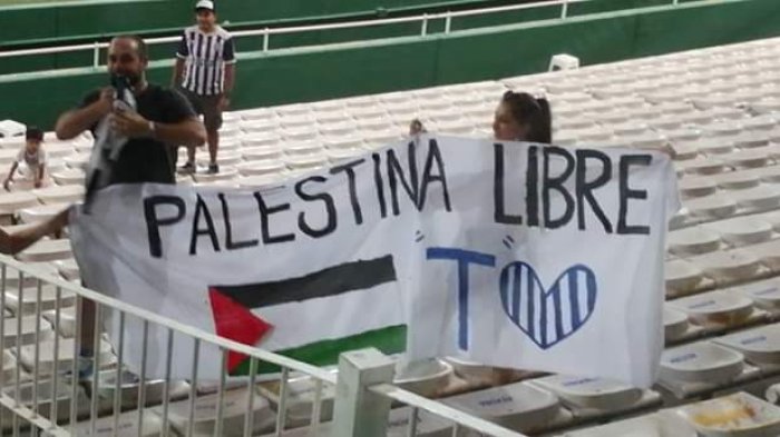 La bandera a favor de Palestina que se vio en el duelo de los árabes ante Talleres