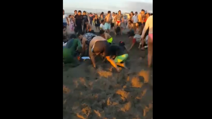Un adulto y un menor tuvieron que ser rescatados tras quedar atrapados en túnel de arena en El Tabo