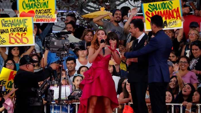 ¿Carteles de supermercado? Tuiteros critican las pancartas del público en la Gala de Viña 2019